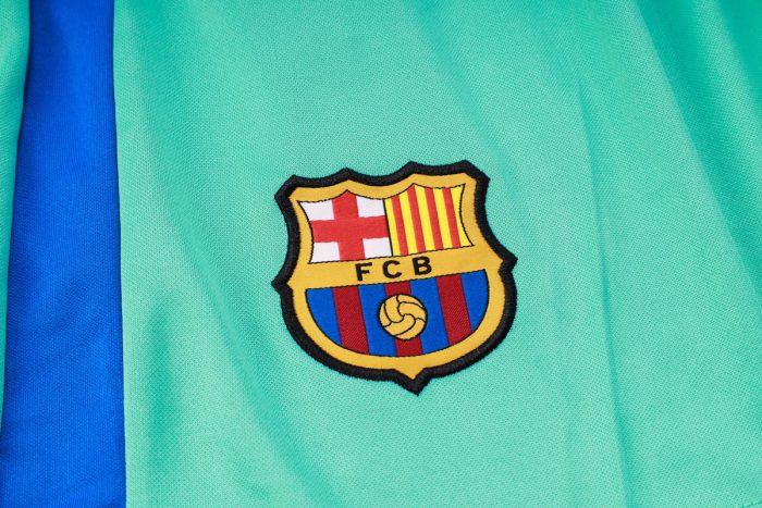Barcelona 23-24 Light Green Short Sleeve Training Suit with 5-Point Shorts - 图片 3