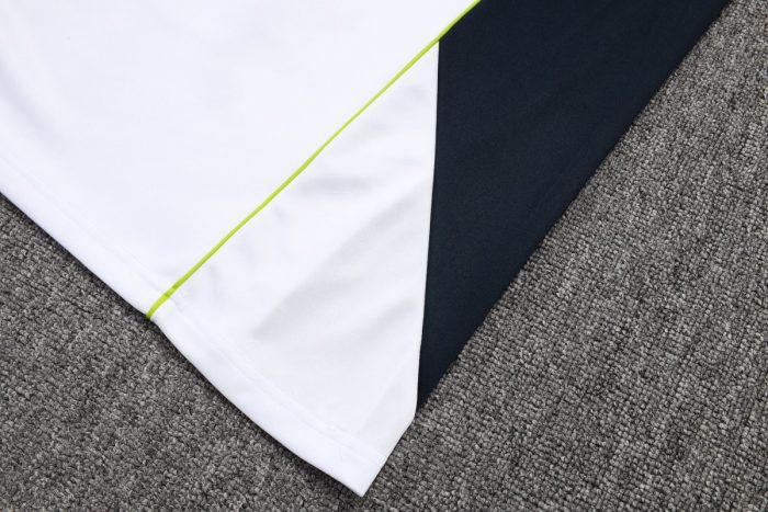Real Madrid White Retro Edition with Cyan Accents - 图片 4