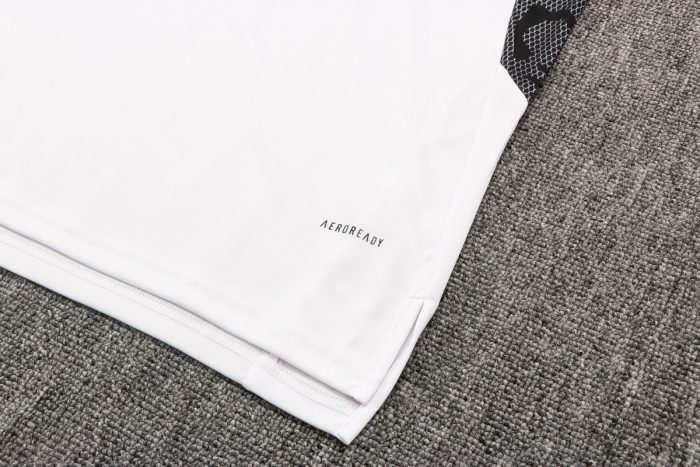 Bayern Munich 22/23 White Vest with Red Trim - 图片 4