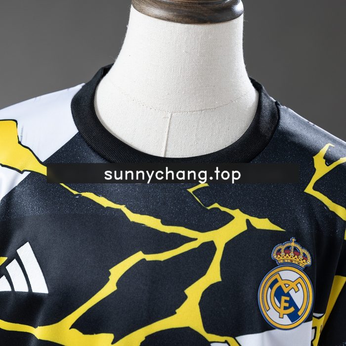 Real Madrid 25/26 Avengers Pre-Match Black and White Kids Kit - 图片 8