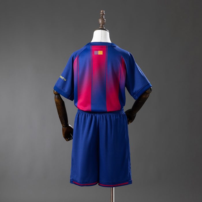 Barcelona 25/26 Collaboration x DPLAY Kids Kit Jersey - 图片 2